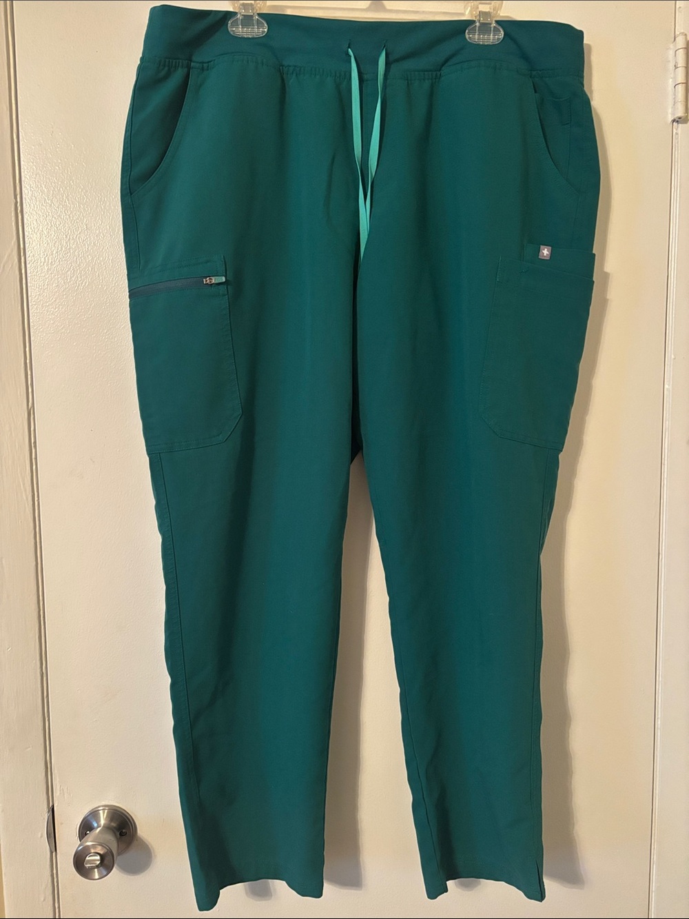 Figs Women's Green Straight-Leg Scrub Pants